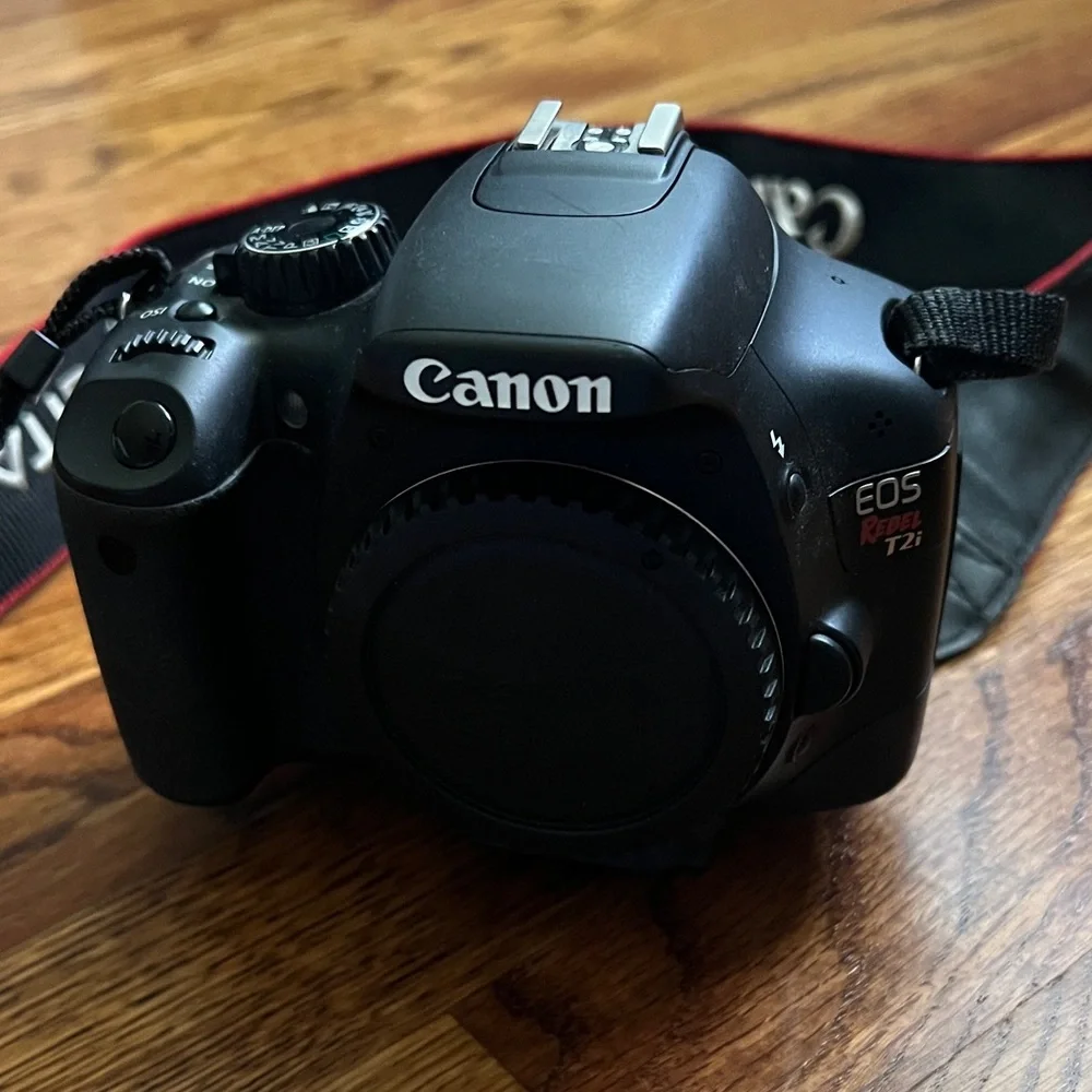 Canon Rebel T2i Black DSLR - Picture 2 of 5